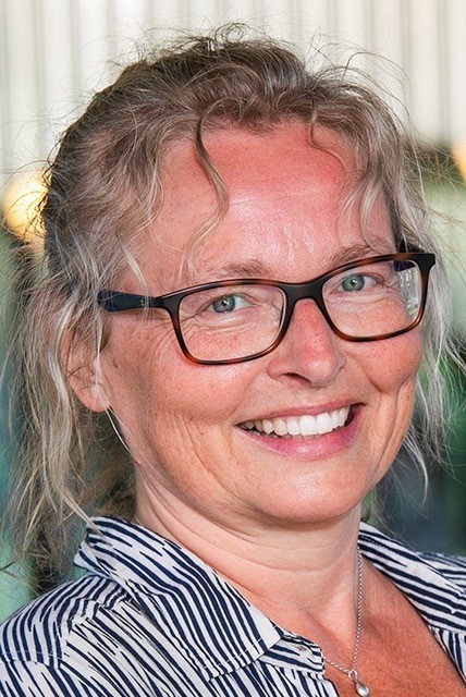 Portrait of Paula Richter with a white and green background.