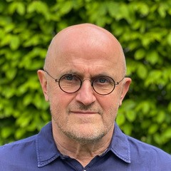 Portrait of Sören Andersson with a green background.