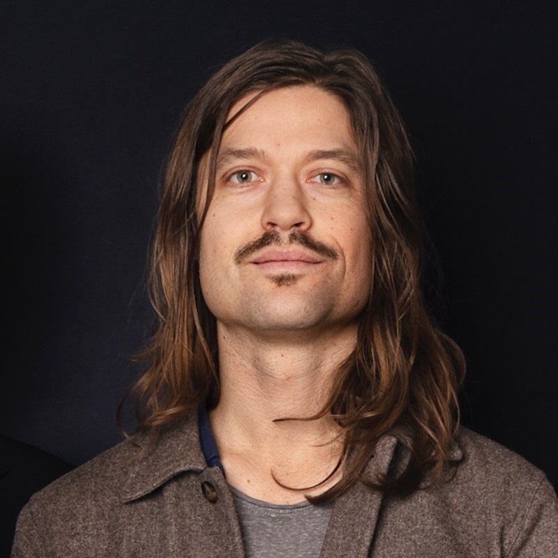 Portrait of Carl Bärstad with a black background